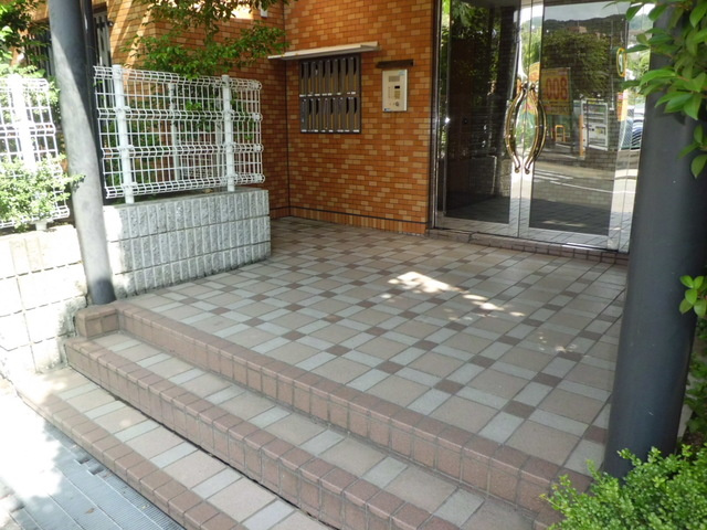 エレガンテ本山のエントランス|落ち着いたエントランスです
