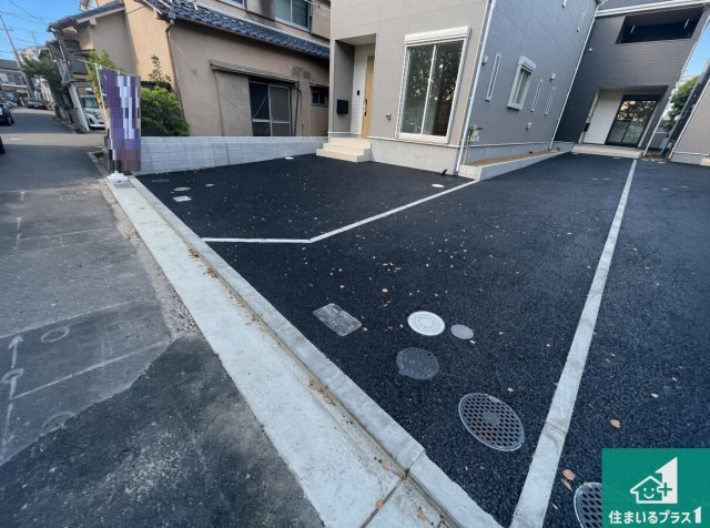 12日(土)13日(日)現地ご見学可能！　摂津市鳥飼西　全4邸の前面道路含む現地写真|周辺は閑静な住宅街！前面道路広々で車の出し入れも便利です。駐車が苦手な方でも安心して車庫入れできます！