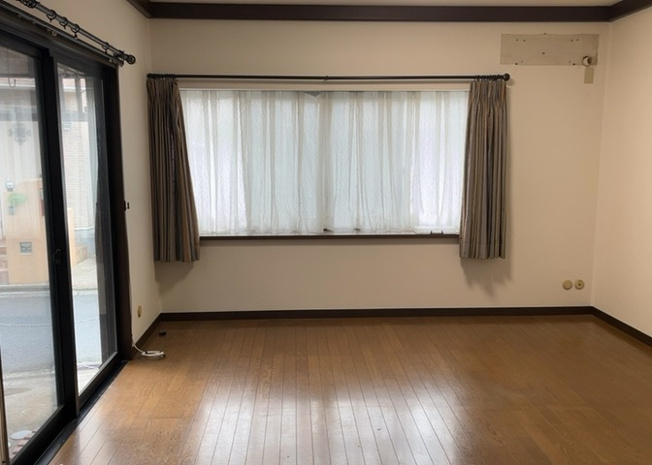 【居間・リビング】 | 直線タイプはLとDKを一直線に並べた形で対面キッチンのタイプです。一般的なのでよく見かけるかもしれません。直線タイプに似た直接アイランドタイプは、キッチンとダイニングの間に壁がない分広く感じられます。
