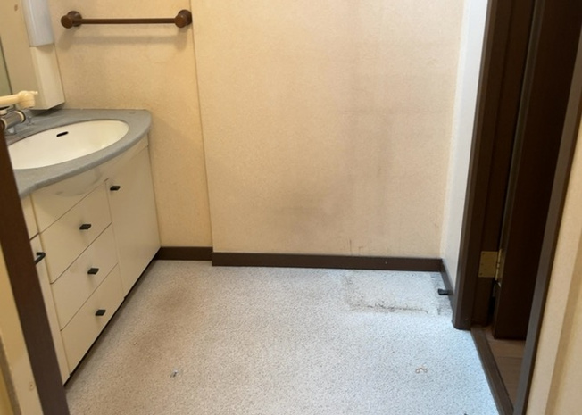 【脱衣所】 | 多くの戸建て住宅で見かける洗面脱衣所は、洗面台と洗濯機が2畳ほどのスペースに並べられていて、洗面所が脱衣所を兼ね備えている間取りが一般的です。お客様が利用することもある、パブリックな空間でもあります。