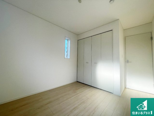 ■摂津市鳥飼西　第4期　新築一戸建ての洋室|シンプルな洋室は、自分好みのインテリアが楽しめます♪ご家族とインテリアや家具を選びに行くのは新築購入時の醍醐味の一つです。ぜひお楽しみください♪