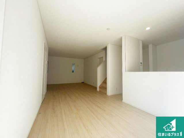 ■摂津市鳥飼西　第4期　新築一戸建ての居間・リビング|子供を見守りながらお料理が出来るため家族のコミュニケーションか増えます♪スペースが広く確保されている為お子様が大きくなったときは一緒に料理を楽しめます♪