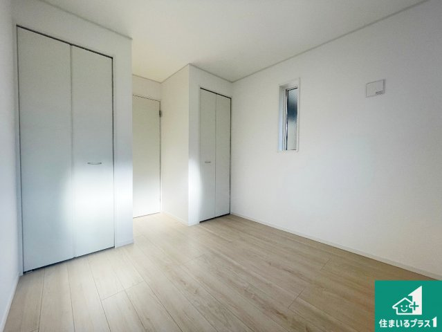 ■摂津市鳥飼西　第4期　新築一戸建ての洋室|収納スペースが充実しているので子供の成長に合わせてたくさん収納ができます！家族構成に合わせた様々な活用ができる収納！