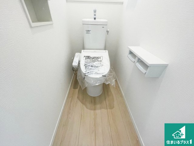 ■摂津市鳥飼西　第4期　新築一戸建てのトイレ|1・2階の2ヶ所にあるので、朝の忙しい時間の順番待ちもなく、深夜の利用にも大変便利です。