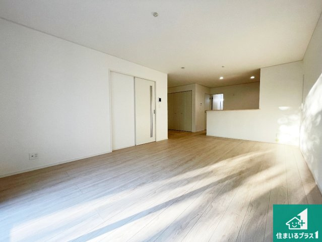 ■摂津市鳥飼西　第4期　新築一戸建ての居間・リビング|シンプルなリビングは、観葉植物等のインテリアを楽しめますね！パパ好みにも、ママ好みにも家具次第で雰囲気を変えることができます！