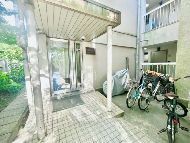 哲学堂コーポラスの駐輪場|2026.06.06撮影

現地ご見学希望・資料請求などお気軽にお問い合わせ下さい！
03-5990-5201