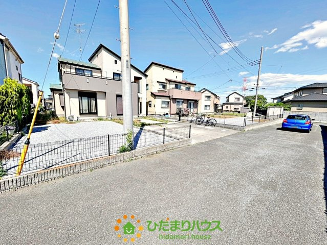 久喜市高柳　中古一戸建ての前面道路含む現地写真