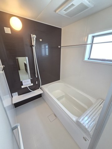 新築　伊勢崎第3茂呂町　5号棟　Livele Garden.Sの浴室|現地写真　1坪サイズのユニットバス。浴室暖房乾燥機付きなので、ヒートショック予防や梅雨時期の室内欲しもできちゃいます！
