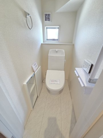 新築　伊勢崎第3茂呂町　5号棟　Livele Garden.Sのトイレ|現地写真　トイレは洗浄機能付きです！壁面収納も嬉しいですね♪