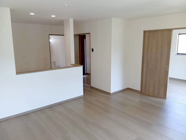 【居間・リビング】 | 清水町長沢643番 新築建売分譲住宅 建物＋土地 TW06208 | 清水町長沢　B号棟　リビング　※令和8年7月16日撮影