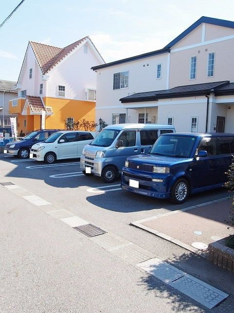 ソレアードカーサの駐車場