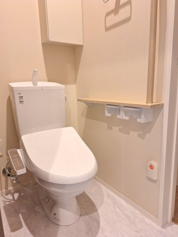 （シニア限定）キルシュ　ブリューテ１のトイレ|手すり付きでつまづき防止/温水洗浄便座付き/緊急通報システム付き
