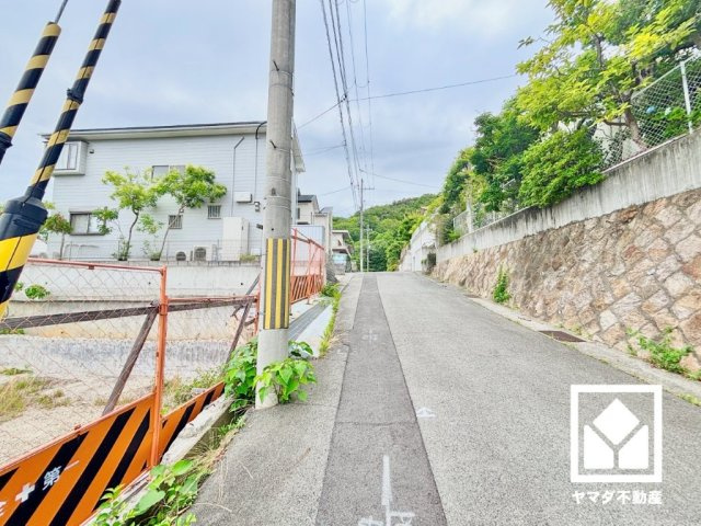 西宮市甲陽園東山町の前面道路含む現地写真|開放感のある北東角地で風通しの良い立地です。
