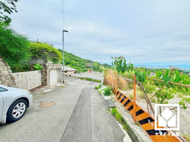 西宮市甲陽園東山町の前面道路含む現地写真|甲山のふもとの高台に位置しており、南側から西側にかけて視界の抜ける一大パノラマが広がっています。