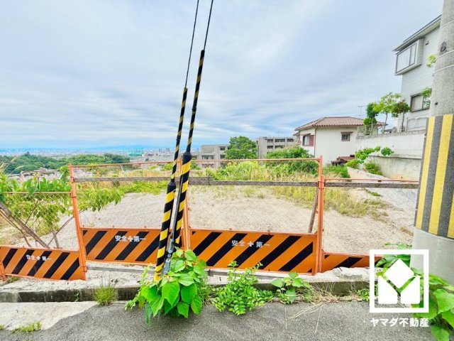 西宮市甲陽園東山町の前面道路含む現地写真|平担地につき建築コストが抑えられ、建物設計の自由度が高まります。敷地内のバリアフリー設計にも適しています。