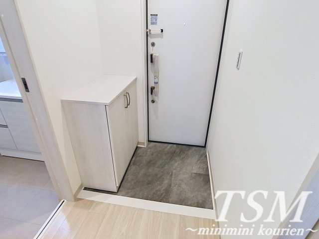 メゾンレヴナ木田町の玄関