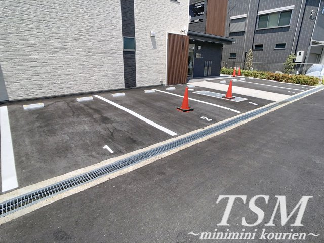 メゾンレヴナ木田町の駐車場