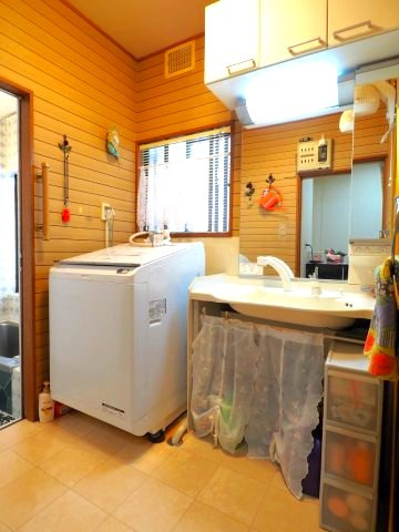 陽だまり特等席！南西角地のひな壇の独立洗面台|窓のあるランドリールーム