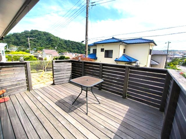 陽だまり特等席！南西角地のひな壇の庭|ブラインドウッドデッキ