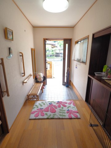 陽だまり特等席！南西角地のひな壇の玄関|玄関