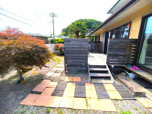 陽だまり特等席！南西角地のひな壇の庭|ウッドデッキ