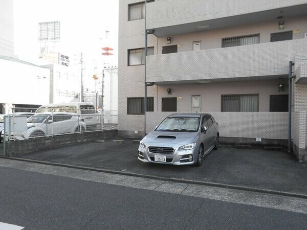 ヴィラ・フローラの駐車場