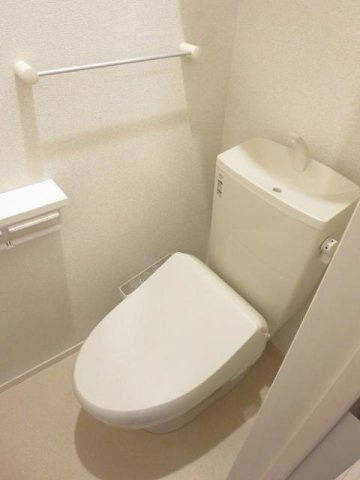 グランレジデンス　国府　Ｂ－Ⅰのトイレ|落ち着いた色調のトイレです