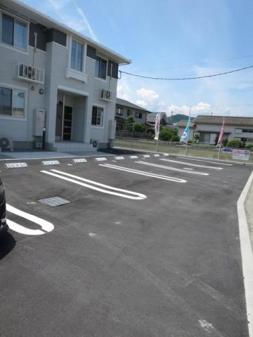 グランレジデンス　国府　Ｂ－Ⅰの駐車場|駐車場があるので、車を買う予定の方も安心です