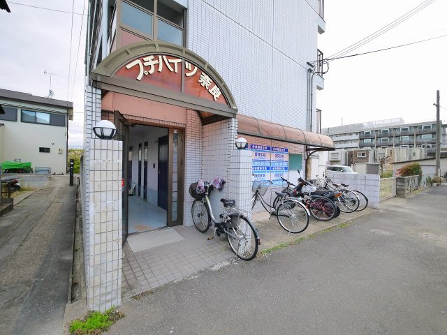 プチハイツ奈良のその他共用部分|ゆったりとした駐輪スペース。