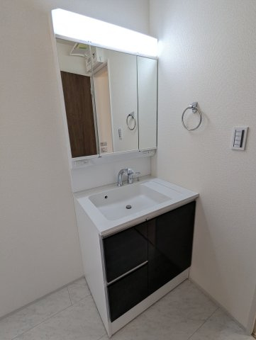 水戸大串町　2期の独立洗面台|広々脱衣スペース！毎朝おしゃれに忙しい女性の方にうれしいポイントです！