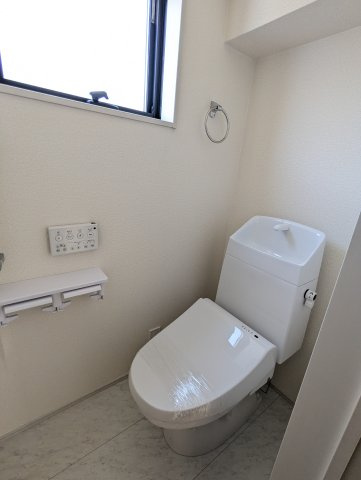 水戸大串町　2期のトイレ|窓がついており、いつでも快適な空間に！ゆっくりとお一人時間をお過ごしください♪
