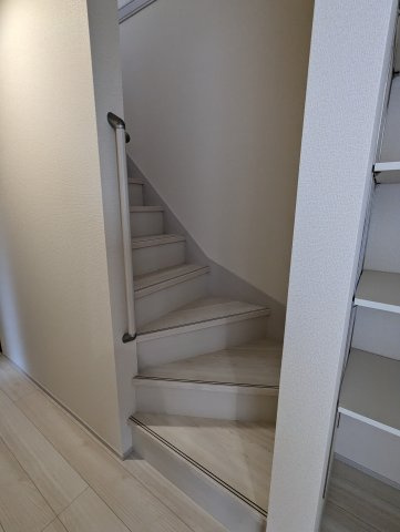 水戸大串町　2期の内装|手摺があるので、転倒・転落防止に繋がり・・階段手摺があることでどの世代でも安心して階段を歩行出来ます～！！