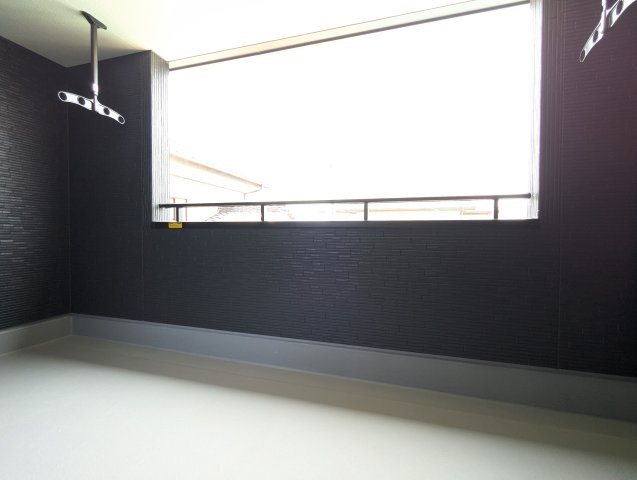 水戸大串町　2期のバルコニー|ルーフバルコニーで家族全員の洗濯物の干せちゃいます！屋根付きで急な雨でも安心！
