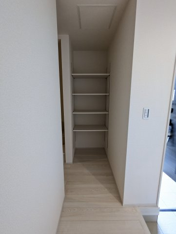 水戸大串町　2期の収納|１階廊下部分に棚収納があり細かい物を整頓できてすっきりします