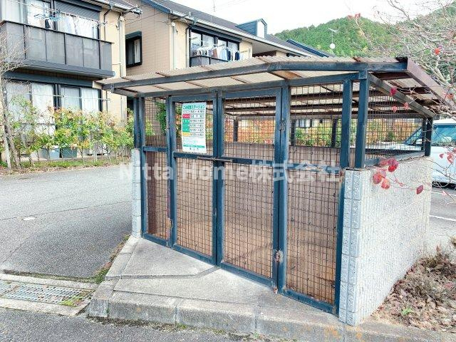 ファミーユのエントランス|敷地内ごみ捨て場も完備！