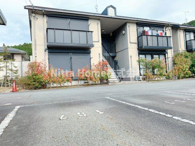 ファミーユの駐車場|敷地内に駐車場も完備◎