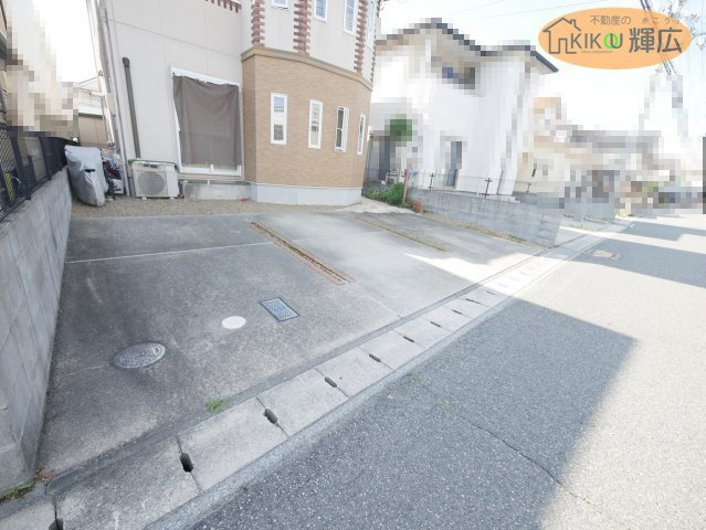加古川市平岡町土山　中古戸建の駐車場