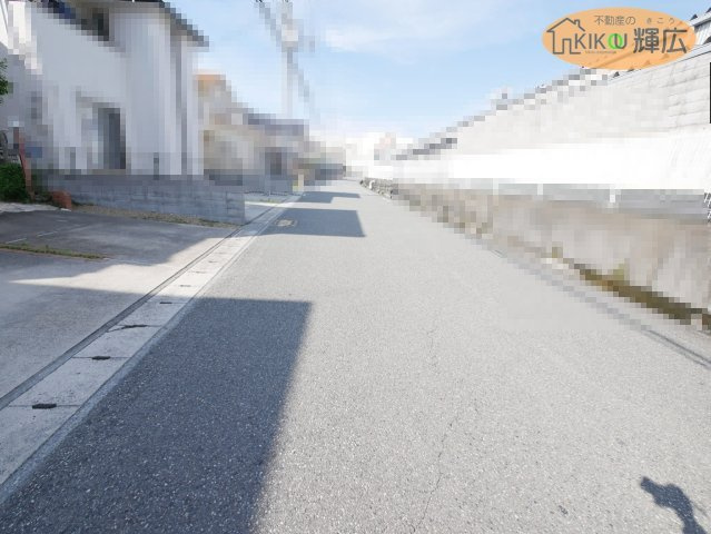 加古川市平岡町土山　中古戸建の前面道路含む現地写真
