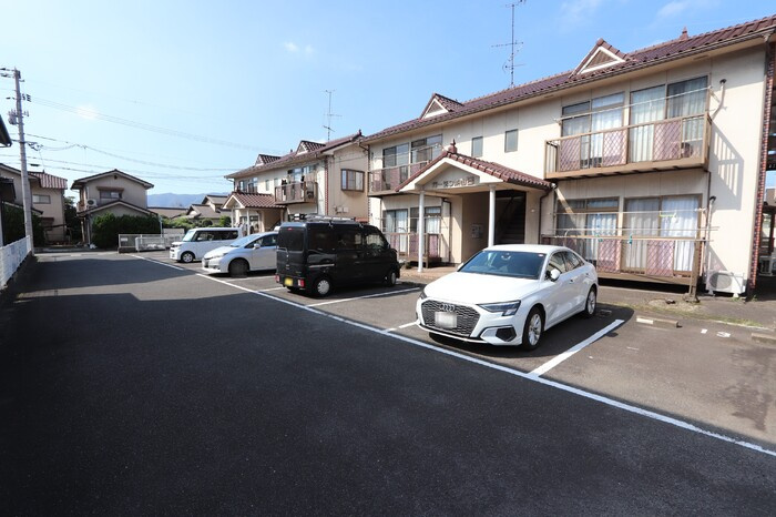 ガーデン茶山　B棟の駐車場