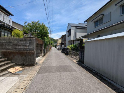 「部屋数の多い6DK」高知市朝倉丙　中古一戸建ての前面道路含む現地写真
