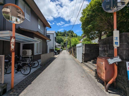 「部屋数の多い6DK」高知市朝倉丙　中古一戸建ての前面道路含む現地写真