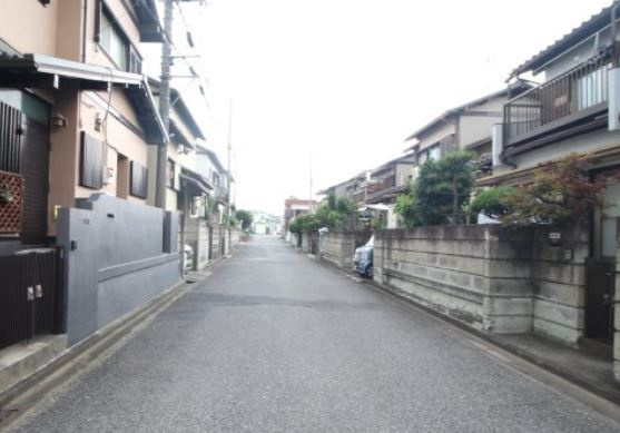 【土地】日高市高萩建築条件無し売地の前面道路含む現地写真