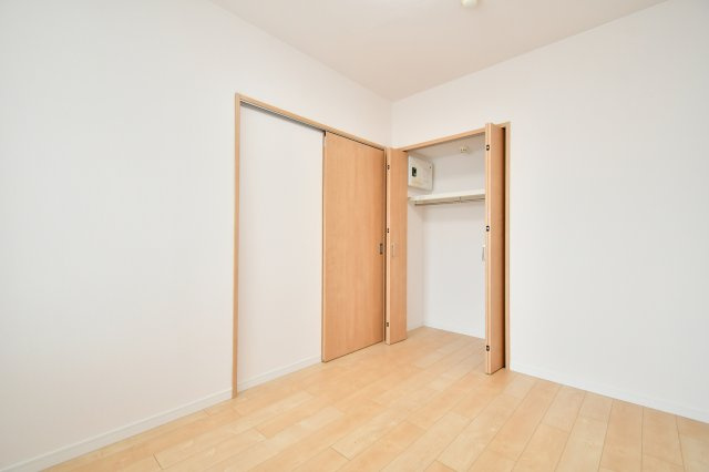 与野パーク・ホームズの洋室|洋室4.5帖：クローゼットは各部屋に備わっておりますので、家族それぞれで洋服収納をすることも可能です。また、上下セパレートになっているため衣替えもしやすく、ハンガーパイプで家事時短にも◎！