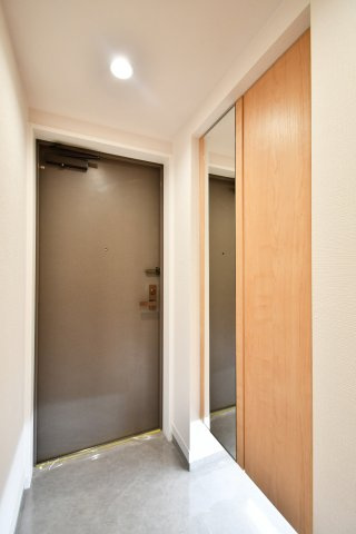 与野パーク・ホームズの玄関|シューズボックスには姿見付きですので、お出かけ前に全身コーデをチェックする事ができます！廊下を斜めにカットする事で、大人二人同時にも靴を履く事ができる広さに設計しております。