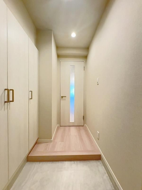 巣鴨第2SYマンションの玄関|玄関横にはシューズボックスがついているため、片付いた玄関がキープできます！

現地ご見学希望・資料請求などお気軽にお問い合わせ下さい！
03-5990-5201
