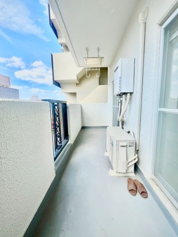 巣鴨第2SYマンションのバルコニー|お洗濯物の取り込みもラクラク。2部屋から出入り可能なバルコニー！

現地ご見学希望・資料請求などお気軽にお問い合わせ下さい！
03-5990-5201
