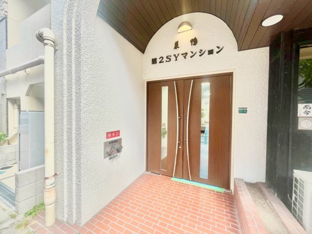 巣鴨第2SYマンションのエントランス|子育てしやすい住環境！教育施設や商業施設も徒歩圏内に充実。

ご内見希望・資料請求などお気軽にお問い合わせ下さい！
03-5990-5201