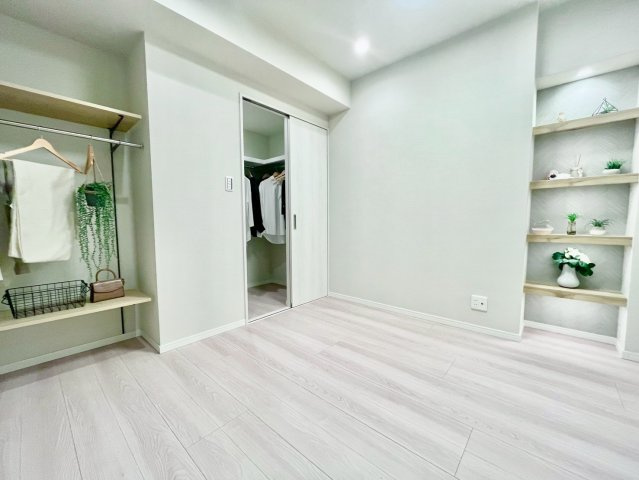 巣鴨第2SYマンションの洋室|充分な収納スペースを確保。居室内に余計な家具を置く必要がないため、シンプルでスッキリとした暮らしが実現できます。

現地ご見学希望・資料請求などお気軽にお問い合わせ下さい！
03-5990-5201