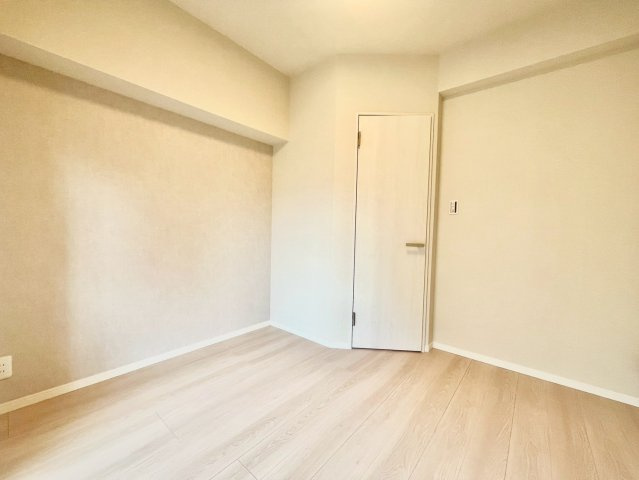 巣鴨第2SYマンションの洋室|明るいお部屋はそれだけで気分が晴れやかになりますね！

現地ご見学希望・資料請求などお気軽にお問い合わせ下さい！
03-5990-5201