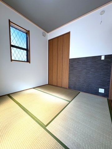 藤井寺市惣社２丁目の中古一戸建の和室|落ち着いた雰囲気の和室。押入れを備えており、寝室や客間など幅広く活用できます。